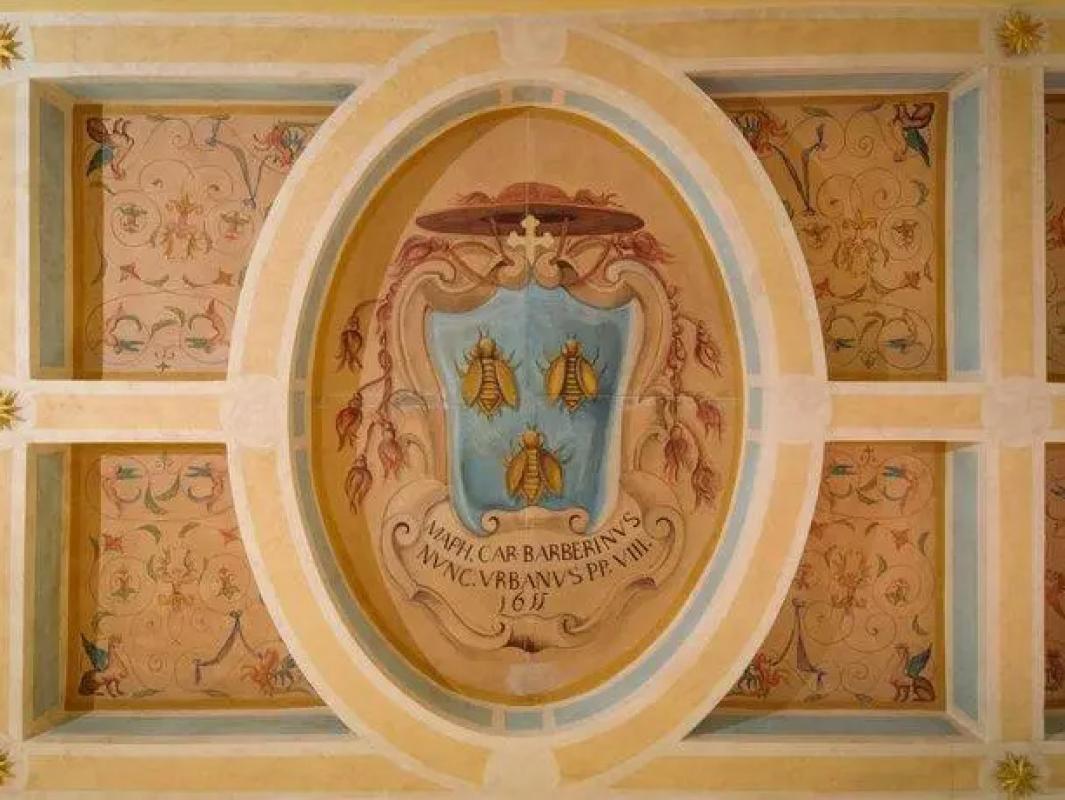 Fresque avec blason et abeilles, décorations florales.