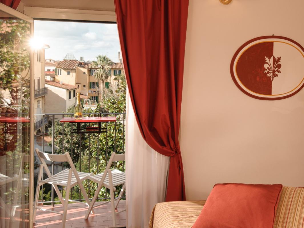 Chambre confortable avec balcon, vue sur la ville et mobilier élégant.