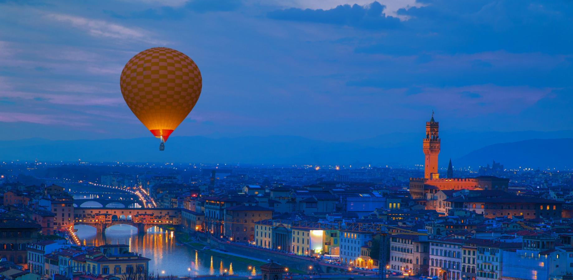 Montgolfière au-dessus de Florence au coucher du soleil, vue sur le Ponte Vecchio.