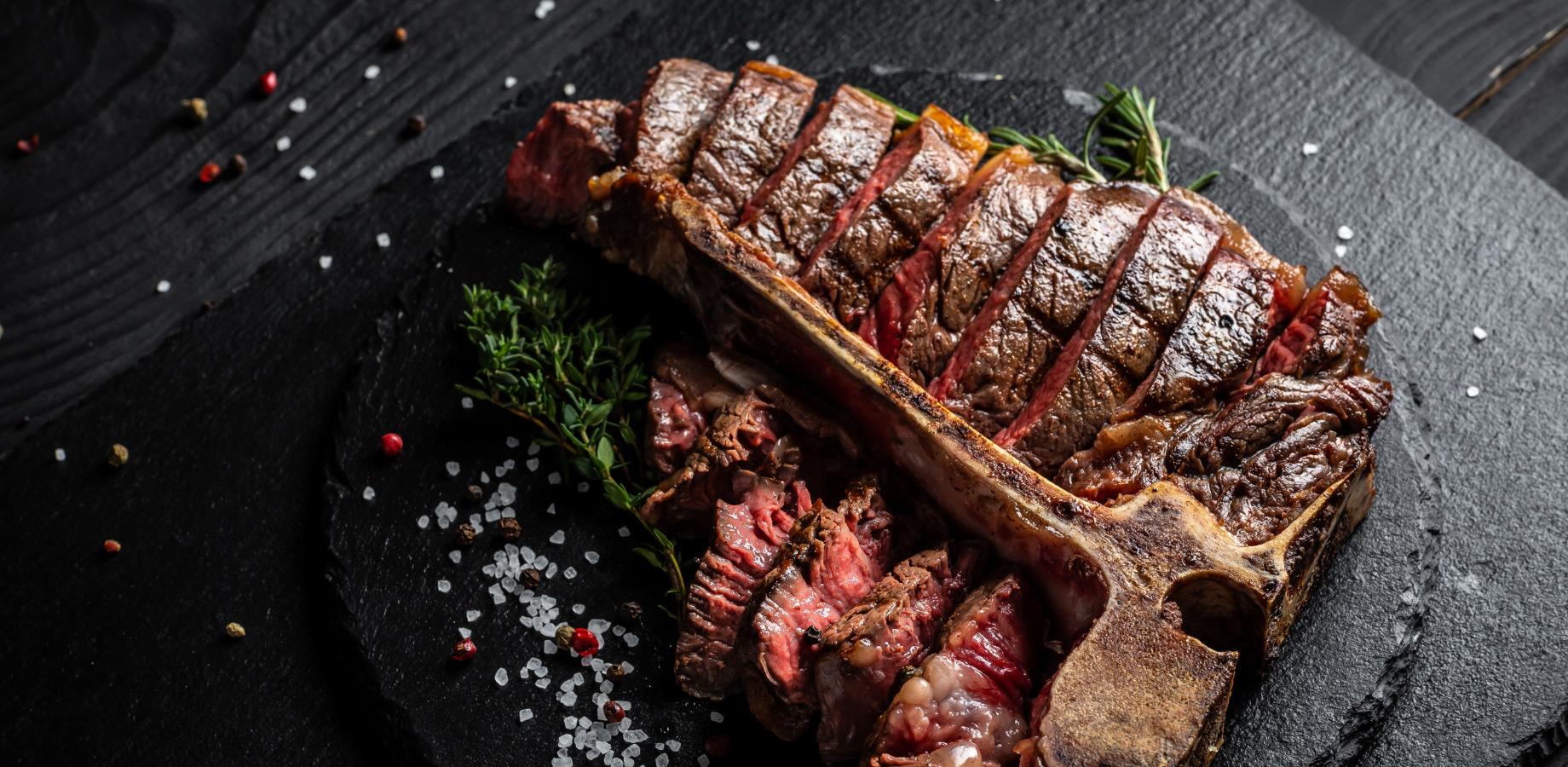 Steak grillé avec des herbes et du gros sel.