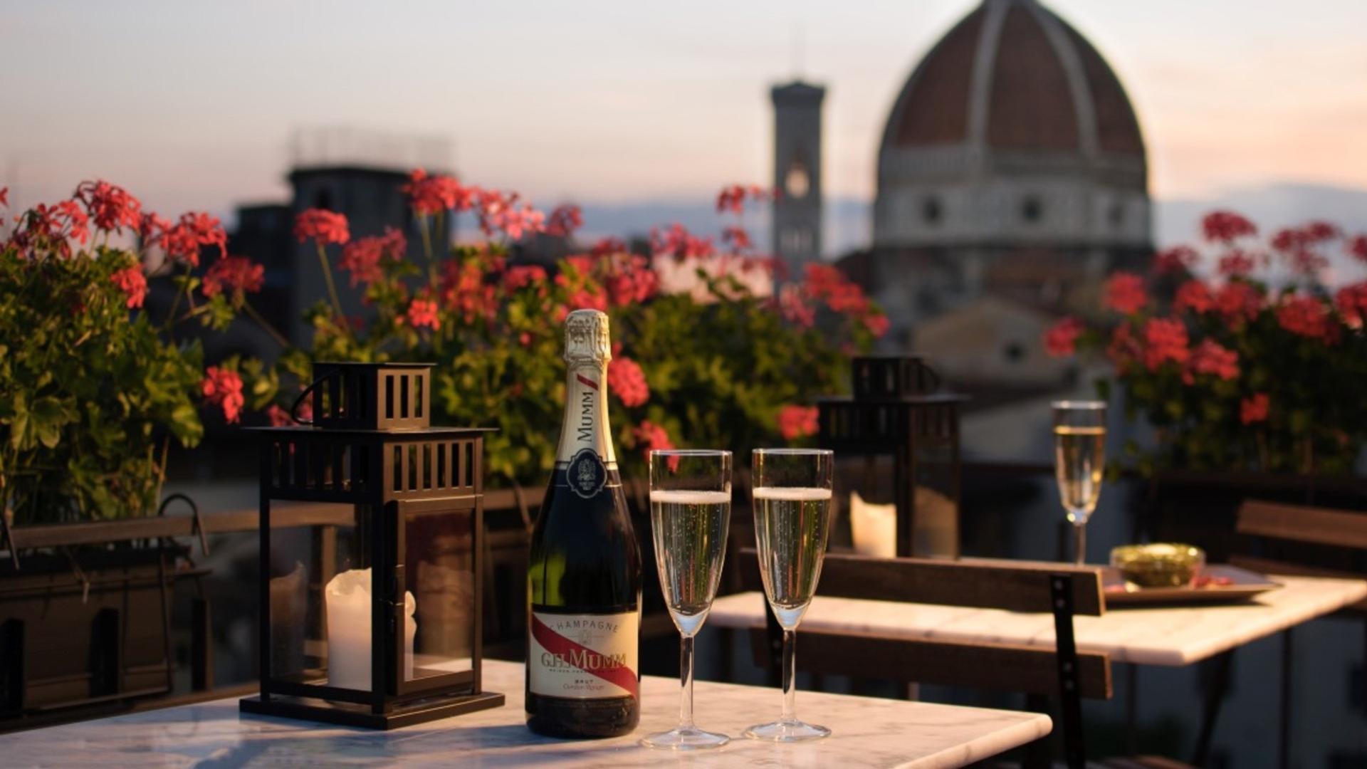 Champagner und Gläser auf einem Tisch mit Blick auf die Kuppel von Florenz.